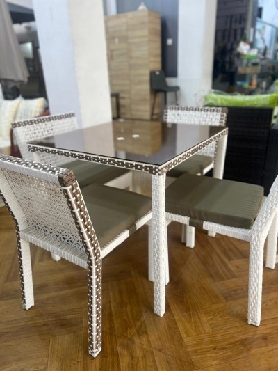 TABLE DE JARDIN EN ROUTIN AVEC 04 CHAISES EN ALUMINUIM