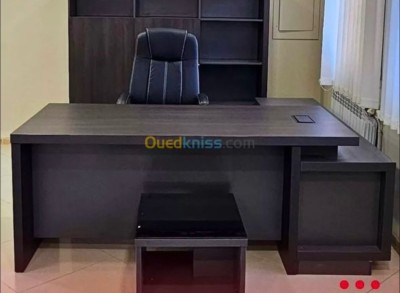 VEND DEUX BUREAUX PLUS TABLE BASSE ET ARMOIRE 