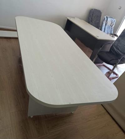Tables de réunion sur commande et sur mesure