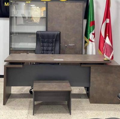 Ensemble de bureau directionnel avec retour + Une armoire vitrée et pleine+ Une table basse assortie