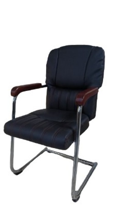 chaise visiteur en similicuir noir avec des accoudoirs en bois 