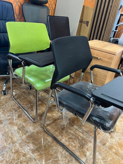 Chaise avec tablette écritoire 