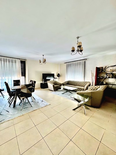 بيع شقة 5 غرف وهران وهران