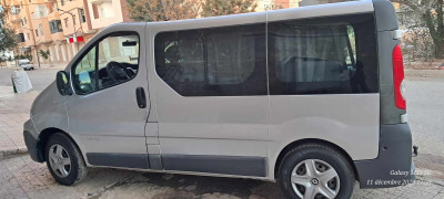 automobiles-renault-trefic-2014-vitrine-salah-bey-setif-algerie