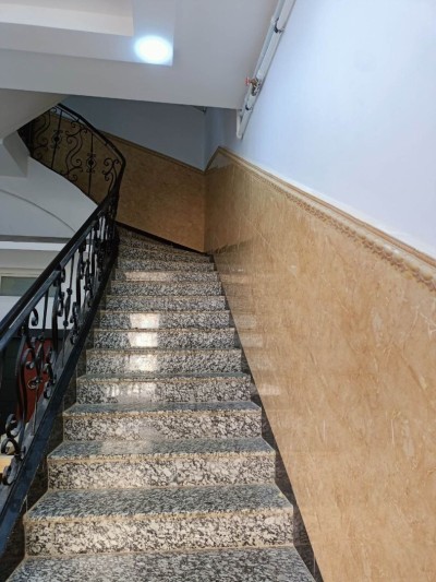 بيع شقة 5 غرف وهران وهران