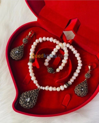 colliers-pendentifls-parures-perle-de-culture-djoher-hor-et-pendentif-en-bronze-baba-hassen-alger-algerie