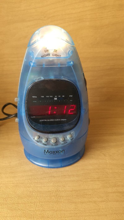 Radio réveil Maxxon 2000 avec lampe veilleuse