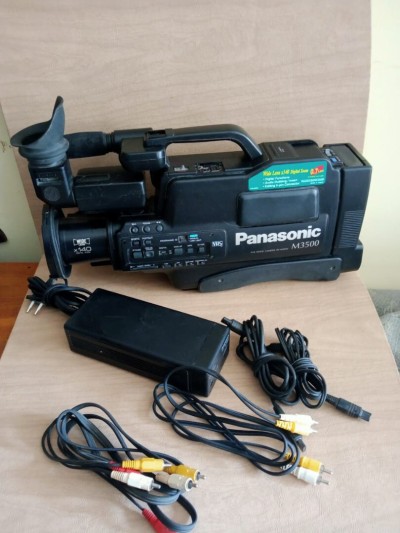 Vintage Camera Panasonic M3500 VHS avec valise et chargeur
