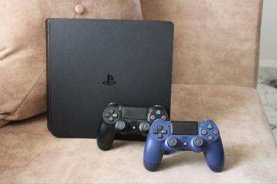 أجهزة-ألعاب-الفيديو-ps4-slim-flache-avec-deux-manettes-originales-الدويرة-الجزائر
