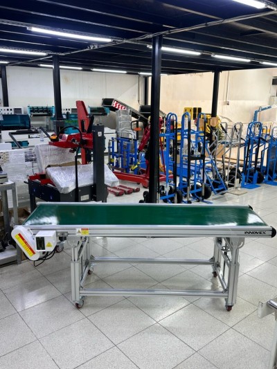 CONVOYEUR À BANDE MOTORISÉ DE VITESSE VARIABLE