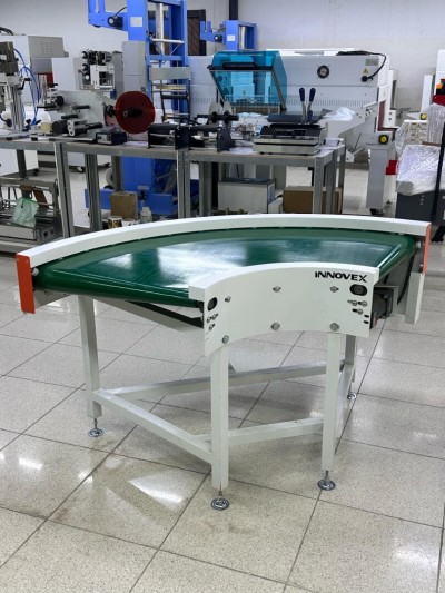 CONVOYEUR À BANDE COURBÉ 90 MOTORISÉ DE VITESSE VARIABLE