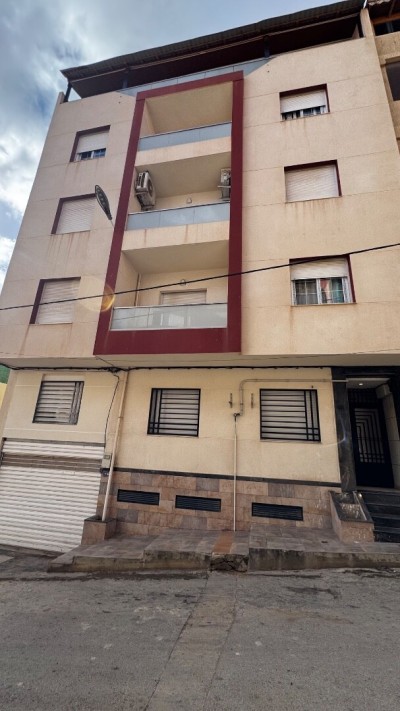 بيع شقة 4 غرف وهران بئر الجير