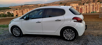 voitures-peugeot-208-2015-allure-facelift-sour-el-ghouzlane-bouira-algerie