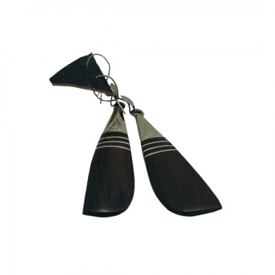 divers-boucles-oreilles-en-forme-de-long-triangle-couleur-noire-avec-un-design-fait-a-la-main-saoula-alger-algerie