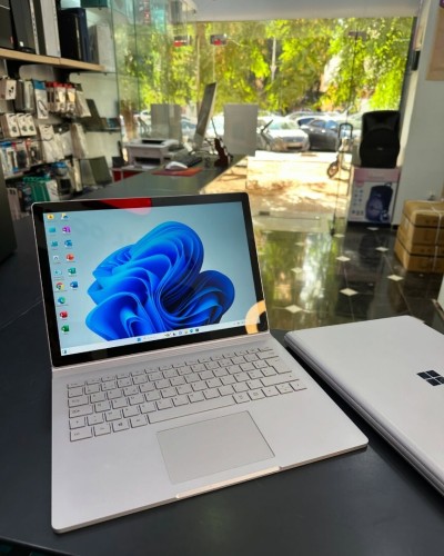MICROSOFT SURFACEBOOK 2  Intel Core i5-8350U  6 Mo de cache,  3,60 GHz 8GB 256GB SSD 13.5 QHD+ 3K  