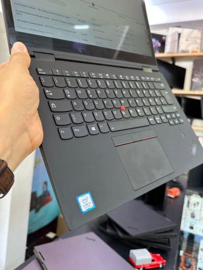 LENOVO THINKPAD X1 YOGA Intel Core i5-8250U 6 Mo de cache, jusqu'à 3,40 GHz 8GB 256GB SSD 14" 2k