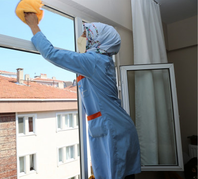 Femme de ménage à domicile nettoyage des villas appartements locaux entreprise société de nettoyage