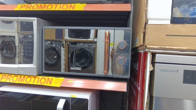 Promo micro-onde Maxwell 20L gris foncé-or 800w