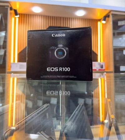 Canon R100 boitier nu neuf jamais utilisé avec boite et tt les accessoires
