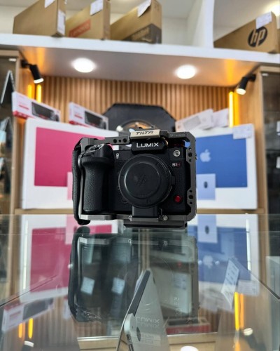 Lumix S1H boitier nu avec bague MC-21 EF-L et tilta cage en excellent état batterie
