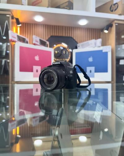 Canon 250D avec 18-55mm en excellent état batterie et chargeur  Click : 2k