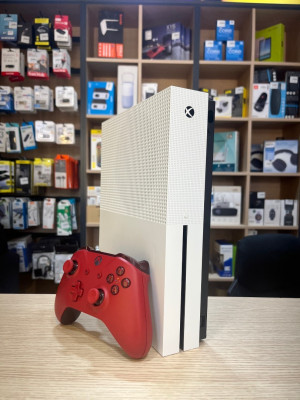 CONSOLE XBOX ONE S 1TB + MANETTE ORG