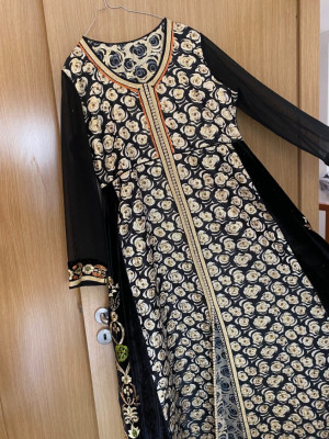 tenues-traditionnelles-caftan-royal-noir-dore-oran-algerie