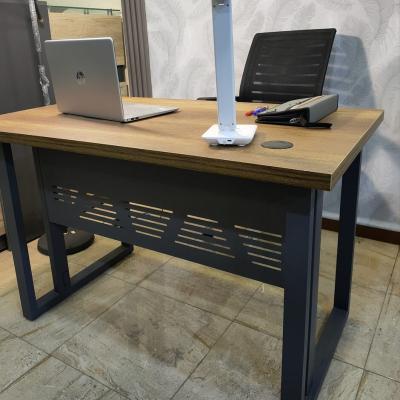 Bureau en pieds métallique en 4 dimensions