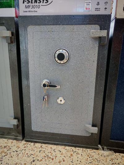 Coffre fort 80cm sérrure et combinaison (Avec paumelles)