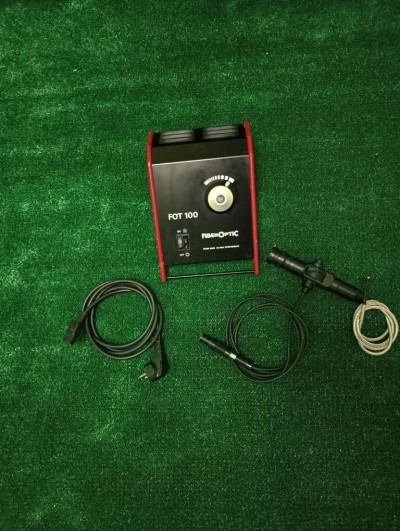 Source de lumière froide à fibre optique modèle FOT 100