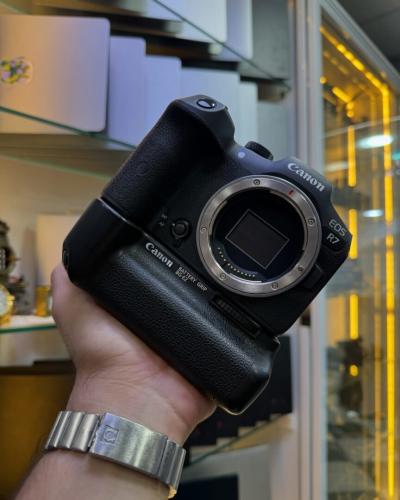 Canon R7+Grip Batterie (10k) Disponible Chez Morsi store De