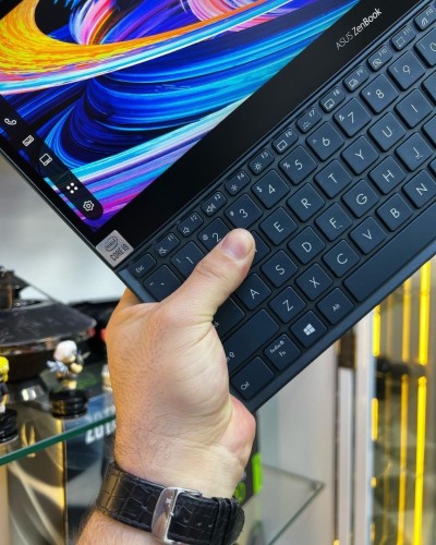 Asus ZenBook 15 Pro Duo i9-10980HK 32/1024GB SSD 4K Tactile, Carte Graphique NVDIA RTX3070 8GB. X