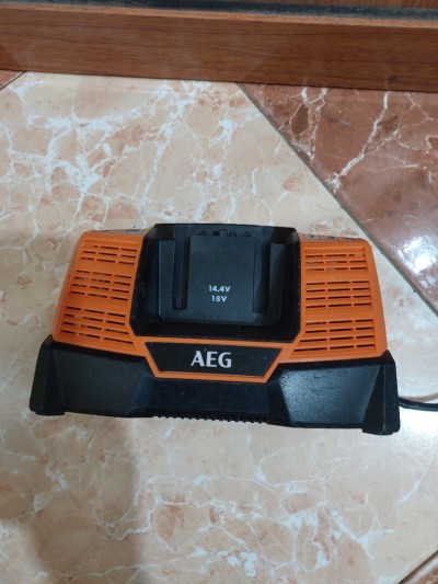 Chargeur AEG 18V 