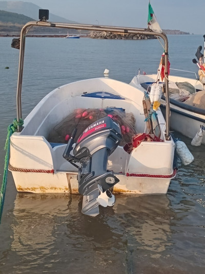 bateaux-pneumatique-sidi-ghillase-cherchell-tipaza-algerie