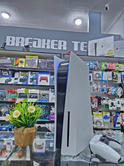 PS5 FAT 1 MANETTE + FC24 + RED DEAD2