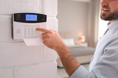 Installation système d'alarme anti-intrusion et anti-incendie par une équipe pro