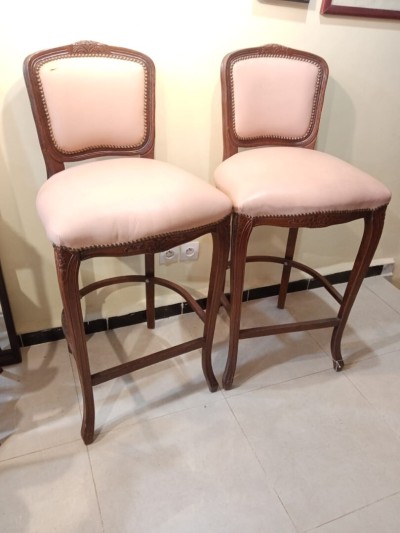 Paire de chaises de bar style Louis XV revêtement cuir  