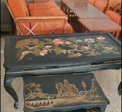 Table basse chinoise rectangulaire laqué noir décor fleur et oiseau en relief