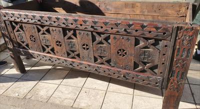 Grand coffre berbère sculpté double face