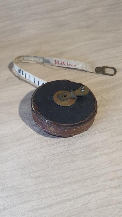 Vintage Mètre Mesureur (Décamètre) en cuir avec manivelle en laiton, 10 mètres