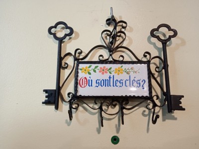 Vintage Porte-clés mural en fer forgé et céramique avec 4 accroches