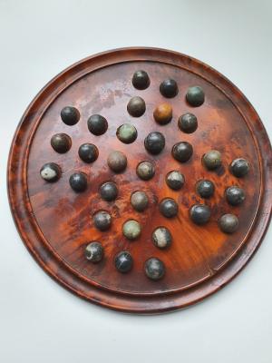 Vintage jeu De Solitaire avec plateau en loupe de thuya et billes en pierres semi-précieuses 