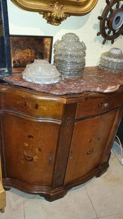 Meuble, commode d'enre-deux, petit bahut style Louis XV, marqueterie.