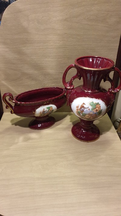 Ensemble vintage en céramique bordeaux Vase amphore & coupe, Style romantique/ rococo, scène galante