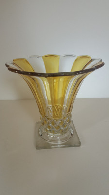 Ancien vase en cristal  taillé jaune et blanc