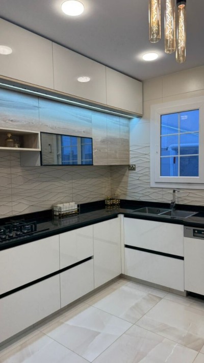 Cuisine moderne sur mesure en MDF HIGH GLOSS.