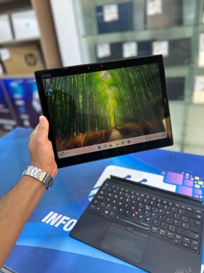 THINKPAD X1 2-1  CORE : intel i7 / 8650U DISC : 256 GB  (SSD)  RAM : 16 GB  