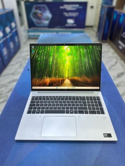 HP ELITEBOOK 860 G11 CORE : ULTRA 7 165U DISC : 512 GB  (SSD)  RAM : 32 GB 