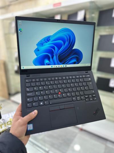 THINKPAD X1 Carbon  CORE : i5 / 08 eme  DISC : 256 GB  (SSD) RAM : 16 GB   