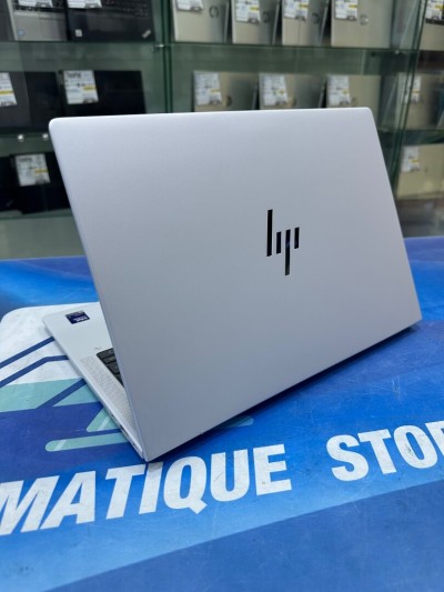 HP ELITEBOOK X G1 i  CORE : ULTRA 7 268V DISC :  512 GB  (SSD)  RAM : 32 GB DDR5